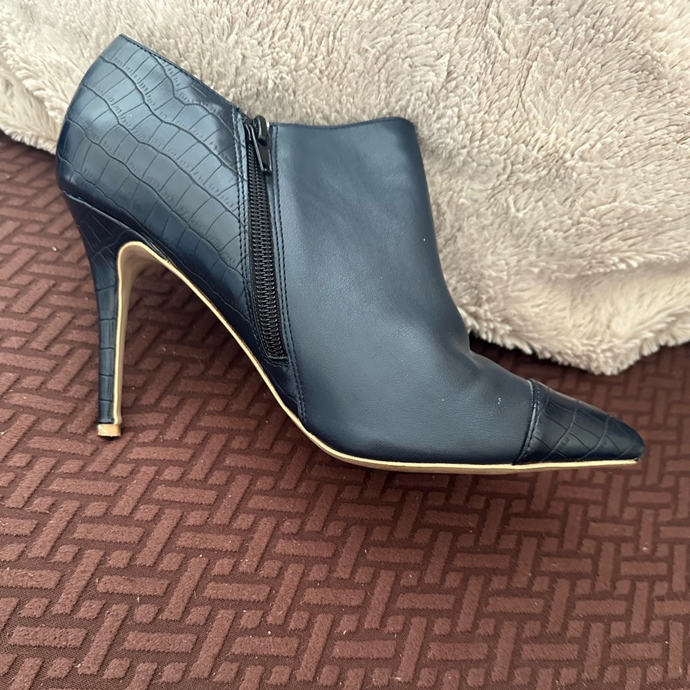 Izabella Rue zip up high heel bootie 4”